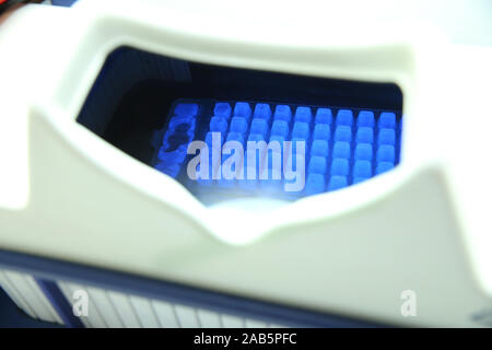 Attrezzature di laboratorio di scienze . Concetto ambientale in un laboratorio o in laboratorio che mostra i campioni di una soluzione di blu . Automazione robotica sistema. Foto Stock