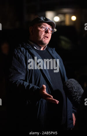 Harry Dunn padre Tim Dunn, parla ai media al di fuori di un evento hustings frequentato dal Segretario di Stato per gli affari esteri Dominic Raab, a East Molesey chiesa metodista, in oriente Molesy, Surrey. Foto Stock