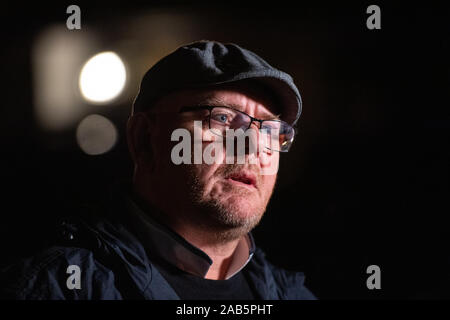 Harry Dunn padre Tim Dunn, parla ai media al di fuori di un evento hustings frequentato dal Segretario di Stato per gli affari esteri Dominic Raab, a East Molesey chiesa metodista, in oriente Molesy, Surrey. Foto Stock