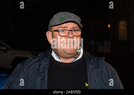 Harry Dunn padre Tim Dunn, parla ai media al di fuori di un evento hustings frequentato dal Segretario di Stato per gli affari esteri Dominic Raab, a East Molesey chiesa metodista, in oriente Molesy, Surrey. Foto Stock