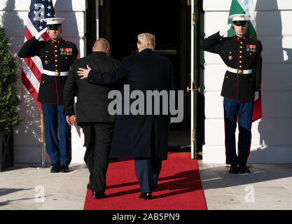 Washington, Stati Uniti. 25 Nov, 2019. Presidente Donald Trump accoglie Primo ministro bulgaro Boyko Borissov alla Casa Bianca di Washington, DC, Lunedì 25 Novembre, 2019. Foto di Kevin Dietsch/UPI Credito: UPI/Alamy Live News Foto Stock