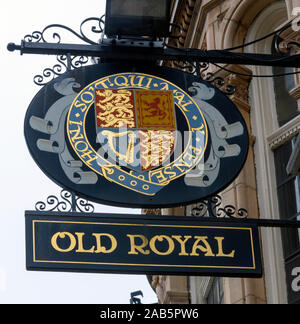 Hanging pub segno presso la Old Royal public house, Church Street, Birmingham, West Midlands, England, Regno Unito Foto Stock