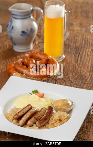 Grigliata di nuremberger bratwurst con crauti Foto Stock