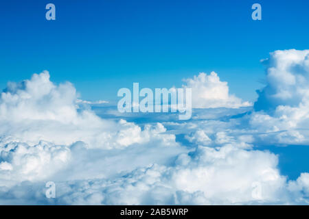Ein wunderschoener blauer Himmel mit weissen Wolken. Foto Stock