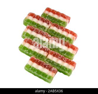 A est di tre colori (rosso, verde, bianco ) dolci dal color caramella di frutta isolato su sfondo bianco. Una gustosa prelibatezza per i bambini e gli adulti. Foto Stock