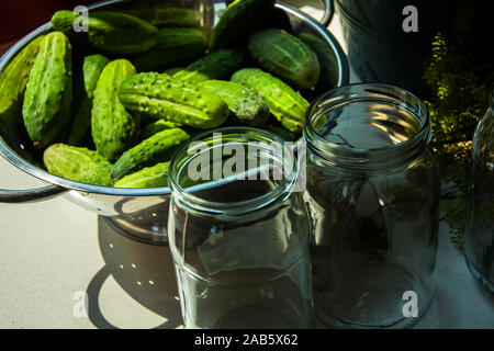 Vasi di vetro verde e cetrioli con aneto preparato per il decapaggio Foto Stock