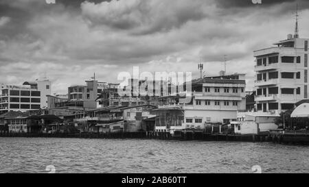 Vecchio, legno case tradizionali in Bangkok Chinatown accanto al Fiume Chao Phraya Foto Stock