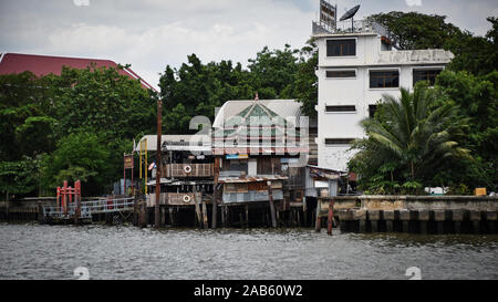 Vecchio, legno case tradizionali in Bangkok Chinatown accanto al Fiume Chao Phraya Foto Stock