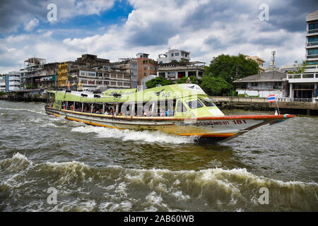 Bangkok, Thailandia .11.24.2019: Chao Phraya Express barca è di trasporto pendolari locali, i passeggeri e il turista attraverso il Fiume Chao Phraya con divieto Foto Stock