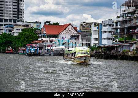 Bangkok, Thailandia .11.24.2019: Chao Phraya Express barca è di trasporto pendolari locali, i passeggeri e il turista attraverso il Fiume Chao Phraya con divieto Foto Stock