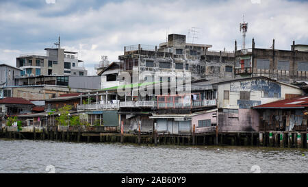 Vecchio, legno case tradizionali in Bangkok Chinatown accanto al Fiume Chao Phraya Foto Stock