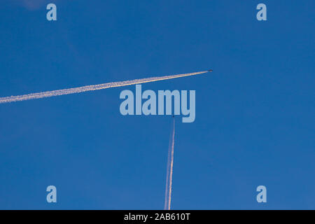Gli aeroplani commerciali percorsi pedonali che attraversano il blu cielo tedesco Foto Stock