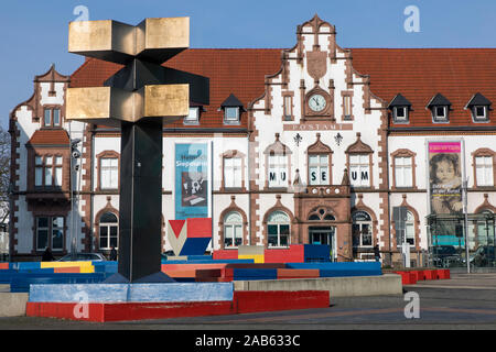 Museo di arte nel vecchio ufficio postale a Mülheim an der Ruhr, sinagoga square, arte di installazione "tadtikonographie mit Stadtzeichen, Sitzlandschaft und B Foto Stock