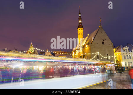 TALLINN, Estonia - 22 dicembre 2018: persone visitare il mercatino di natale nella città vecchia di Tallinn, capitale dell'Estonia sul dicembre 22, 2018 Foto Stock