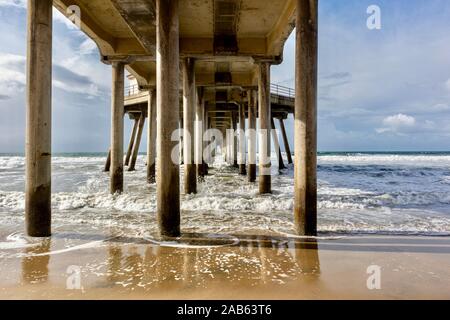 Al di sotto della Huntington Beach Pier. Prese a Huntington Beach, Orange County, California, Stati Uniti d'America Foto Stock