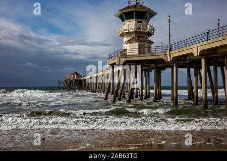 Huntington Beach Pier su un giorno di tempesta. Prese a Huntington Beach, Orange County, California, Stati Uniti d'America Foto Stock