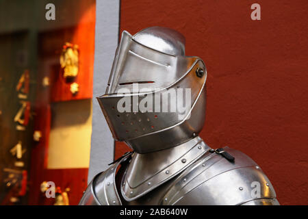 Knight in shining armor. Dettaglio caschi di metallo. Foto Stock