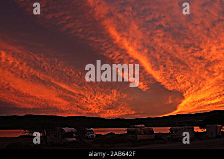 Un nuvoloso tramonto colorato su un campeggio selvaggio spot Foto Stock