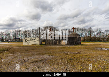 Opera d'arte oggetto di migrazione, croce e mezza luna, rifugio di ex Unser Fritz colliery, sul Cranger Kirmesplatz, da Helmut Bettenhausen, Foto Stock