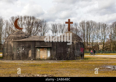 Opera d'arte oggetto di migrazione, croce e mezza luna, rifugio di ex Unser Fritz colliery, sul Cranger Kirmesplatz, da Helmut Bettenhausen, Foto Stock