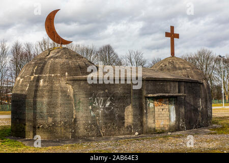 Opera d'arte oggetto di migrazione, croce e mezza luna, rifugio di ex Unser Fritz colliery, sul Cranger Kirmesplatz, da Helmut Bettenhausen, Foto Stock