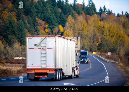 Potente big rig white day cabina di grado industriale semi carrello per il recapito locale il trasporto commerciale cargo in coperta bulk ondulato semi rimorchio dr Foto Stock