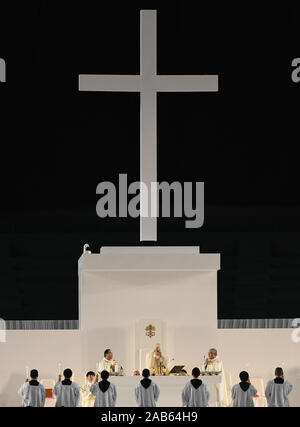 Tokyo, Giappone. 25 Nov, 2019. (Centro) Catolic leader della Chiesa Papa Francesco durante una Santa Messa presso il Tokyo Dome il 25 novembre 2019. Foto di: Ramiro Agustin Vargas Tabares Credito: Ramiro Agustin Vargas Tabares/ZUMA filo/Alamy Live News Foto Stock