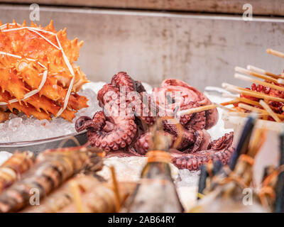 Pesce e frutti di mare di stallo del mercato in Bukit Bintang Kuala Lumpur in Malesia Foto Stock