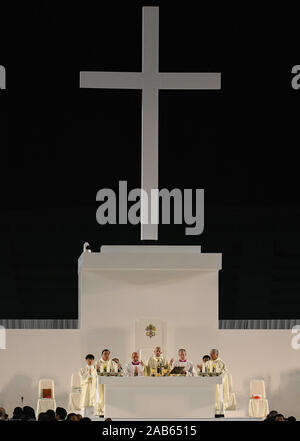 Tokyo, Giappone. 25 Nov, 2019. (Centro) Catolic leader della Chiesa Papa Francesco durante una Santa Messa presso il Tokyo Dome il 25 novembre 2019. Foto di: Ramiro Agustin Vargas Tabares Credito: Ramiro Agustin Vargas Tabares/ZUMA filo/Alamy Live News Foto Stock