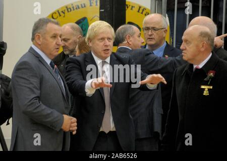 Llanelwedd, Builth Wells, Powys, Regno Unito, 25 novembre 2019. Il primo ministro Boris Johnson arriva nel bestiame anello durante una visita. Credito: Barry Bullough/Alamy Live News Foto Stock