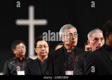 Tokyo, Giappone. 25 Nov, 2019. Un gruppo di vescovi a piedi all'interno di Tokyo Dome prima di Papa Francesco messa a Tokyo in Giappone, la massa è una delle attività del Papa Francesco durante il suo viaggio attraverso alcuni paesi asiatici. Foto scattata il 25 novembre 2019. Foto di: Ramiro Agustin Vargas Tabares Credito: Ramiro Agustin Vargas Tabares/ZUMA filo/Alamy Live News Foto Stock