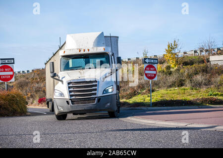 Potente big rig white day cabina di grado industriale semi carrello per il recapito locale il trasporto commerciale cargo in coperta bulk ondulato semi rimorchio dr Foto Stock