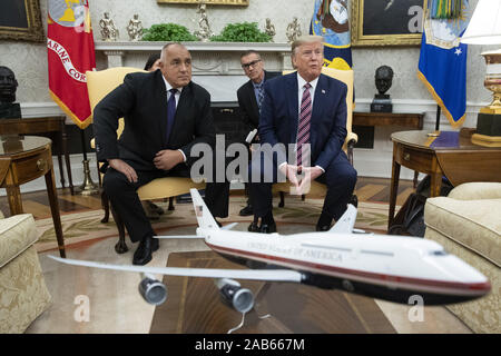 Washington, Stati Uniti. 25 Nov, 2019. Il presidente statunitense Trump (R) e il Primo Ministro di Bulgaria Boyko Borisov (L) sono visto dietro un modello di un futuro Air Force One aeromobili, offrendo al contempo commento ai membri delle notizie dei media nell'Ufficio Ovale della Casa Bianca di Washington, DC, Stati Uniti d'America, 25 novembre 2019. Trump ospita Borisov per discutere di sicurezza tra gli alleati della NATO e la stabilità nella regione del Mar Nero. Piscina foto di Michael Reynolds/UPI Credito: UPI/Alamy Live News Foto Stock