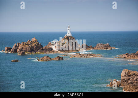 Estati soleggiate giorno a La Corbiere lighthouse, Jersey, Isole del Canale Foto Stock