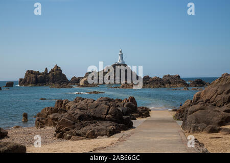 Causeway giù per la Corbiere lighthouse, Jersey, Isole del Canale Foto Stock