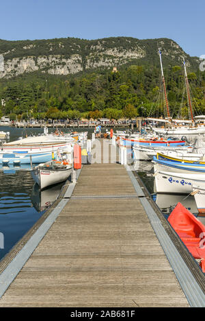 GARDA LAGO DI GARDA ITALIA - Settembre 2018: piccole barche da pesca nella marina nella città del Garda sul Lago di Garda. Foto Stock