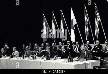 Lug. 17, 1978 - Bonn, Germania Ovest - La foto è stata scattata durante una conferenza stampa per la 4G7 economico incontro al vertice. Da sinistra a destra: Takeo Fukuda, Primo Ministro Giapponese, Pierre Elliott Trudeau, il primo ministro canadese, Giscard d' Estaing, il cancelliere tedesco Helmut Schmidt, presidente Jimmy Carter, il Primo Ministro italiano GIULIO ANDREOTTI, e del Primo Ministro britannico James Callaghan. (Credito Immagine: © Keystone Press Agency/Keystone USA via ZUMAPRESS.com) Foto Stock