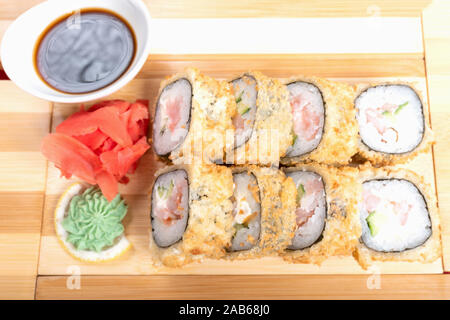 Gamberi cotti al forno rotoli. Con zenzero e wasabi Foto Stock