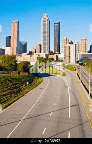 Skyline di Atlanta in Georgia USA una domenica mattina durante la stagione autunnale. La mancanza di traffico fa buon spazio copia sull'autostrada. Foto Stock
