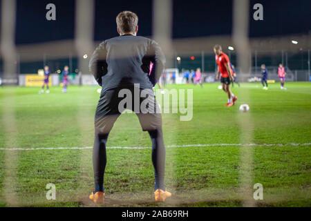 Il portiere prendere la palla quando sulla difensiva obiettivo durante una partita di calcio Foto Stock