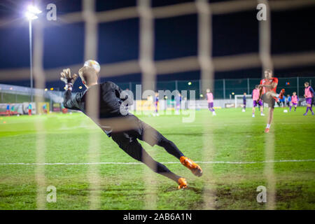 Il portiere prendere la palla quando sulla difensiva obiettivo durante una partita di calcio Foto Stock