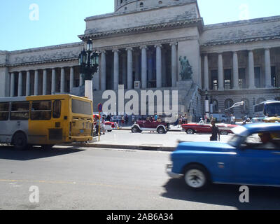 L'Avana, Cuba - Aprile 23, 2012: tipica scena di mattina vicino Capitolio - retro-taxi è in attesa per i clienti Foto Stock
