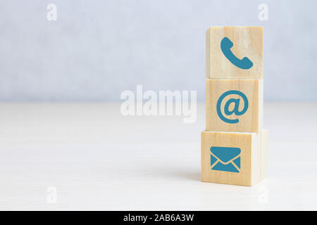 Blocco di legno simbolo del cubo e-mail, telefono, indirizzo. concetto di marketing Foto Stock