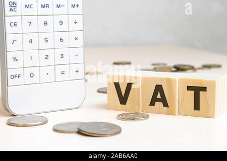 OKR parola scritta sul blocco di legno. abbreviazione di obiettivo i risultati chiave testo sul tavolo in legno per il desing, concetto. Foto Stock