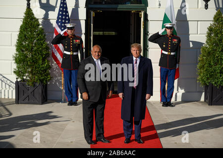 Il Presidente degli Stati Uniti, Trump accoglie Primo ministro bulgaro Boyko Borissov alla Casa Bianca. Credito: Erin Scott/CNP /MediaPunch Foto Stock