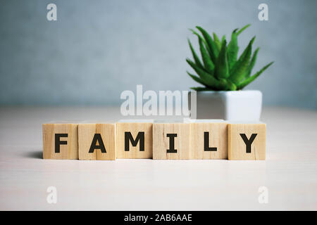 Stock photo famiglia parola su una dei blocchi di legno Foto Stock