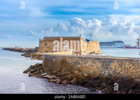 Porto di Heraklion con la vecchia fortezza veneziana Koule e cantieri navali, Creta, Grecia Foto Stock