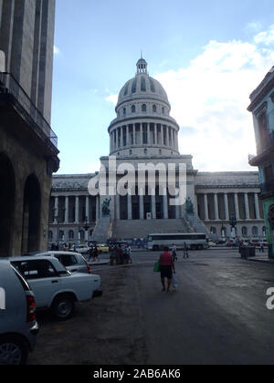 L'Avana, Cuba - Aprile 24, 2012: tipica scena di una delle strade del centro di La Havana - architettura coloniale, il popolo cubano a piedi tutti i circa Foto Stock