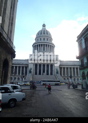 L'Avana, Cuba - Aprile 24, 2012: tipica scena di una delle strade del centro di La Havana - architettura coloniale, il popolo cubano a piedi tutti i circa Foto Stock