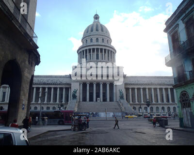 L'Avana, Cuba - Aprile 24, 2012: tipica scena di mattina vicino Capitolio - retro-taxi è in attesa per i clienti Foto Stock